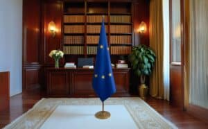 drapeau UE sur hampe