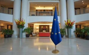 drapeau UE sur hampe