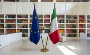 drapeau Italie et UE sur pied