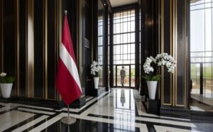 drapeau Lettonie avec pied