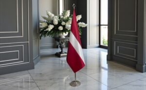 drapeau Lettonie avec pied