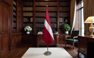 drapeau Lettonie sur hampe