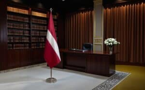 drapeau Lettonie sur hampe