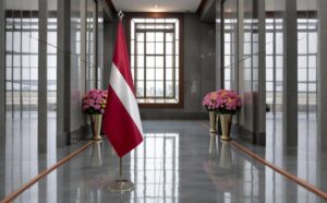 drapeau Lettonie sur mât