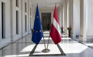 drapeau Lettonie sur mât