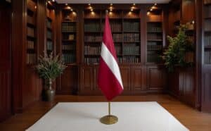 drapeau Lettonie avec socle