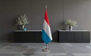 drapeau Luxembourg sur socle