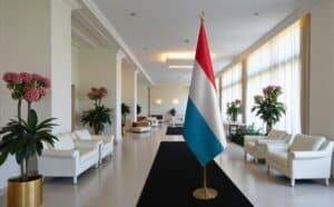 drapeau Luxembourg avec mat