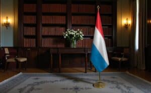 drapeau Luxembourg avec pied