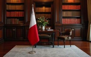 drapeau Malte sur socle