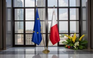 drapeau Malte avec pied