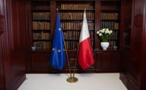 drapeau Malte avec pied