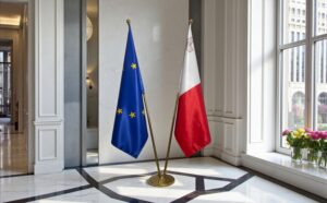 drapeau Malte avec pied