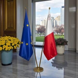 drapeau Malte avec pied