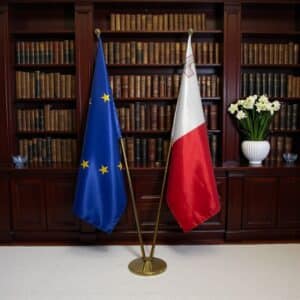 drapeau Malte avec pied