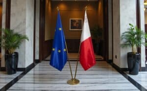 drapeau Malte avec pied