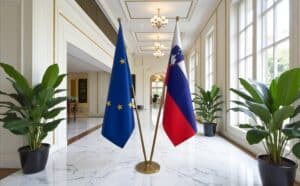 drapeau Slovenie avec hampe