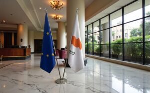 drapeau Chypre et UE sur pied