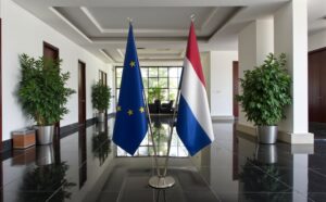 drapeau Pays-Bas et UE sur pied