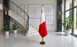 socle drapeau malte